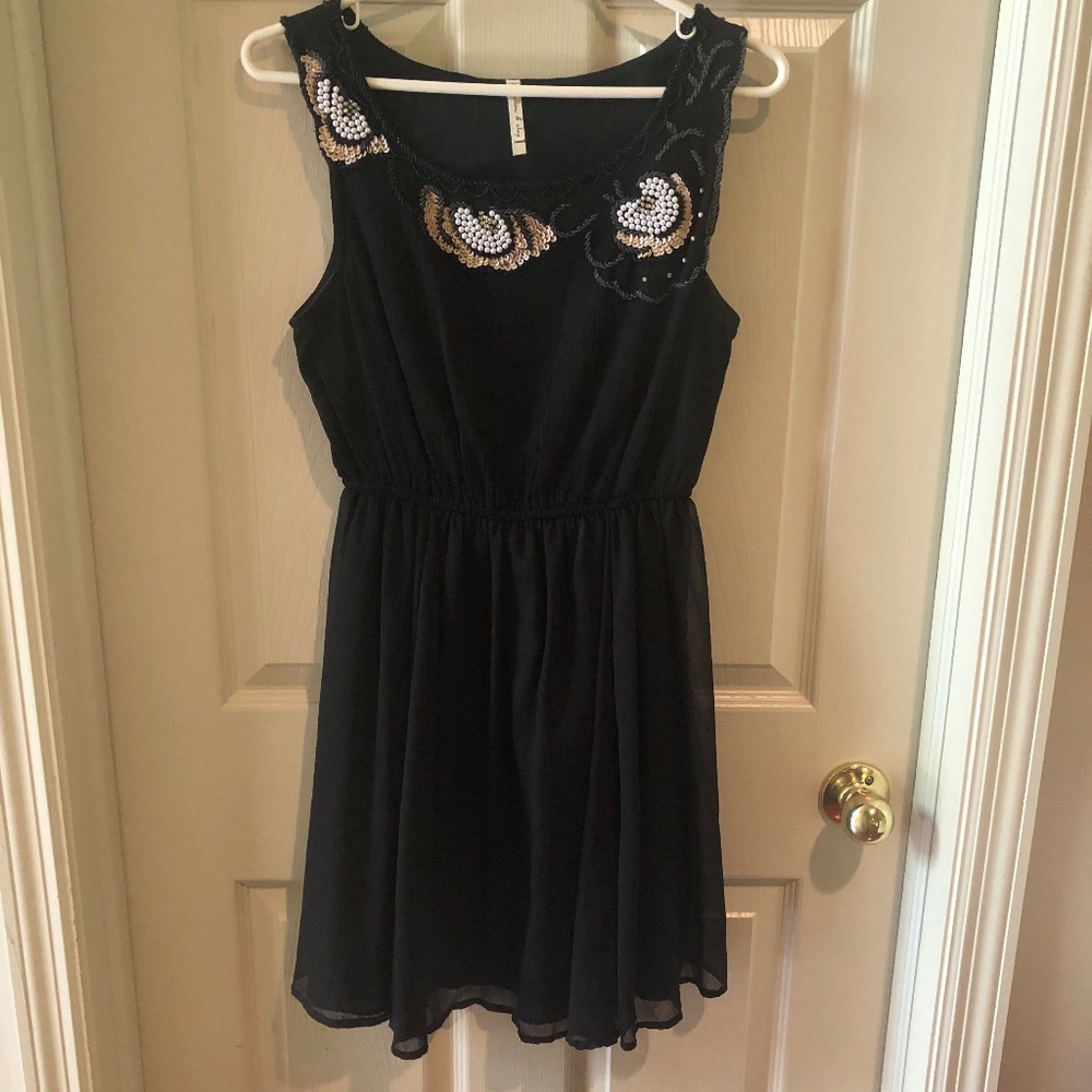 WILLOW & CLAY BLACK CHIFFFON BEADED DRESS MEDIUM